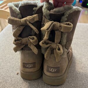 UGG Women’s Bailey corduroy Bow size 8, worn&dirty need a good cleaning